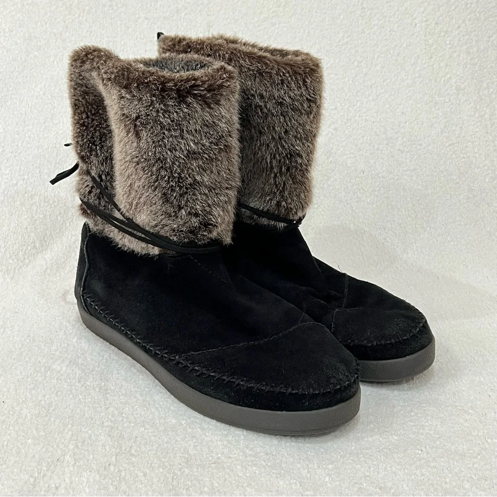 TOMS Nepal Black Suede Faux Fur Moccasin Boot Size 10